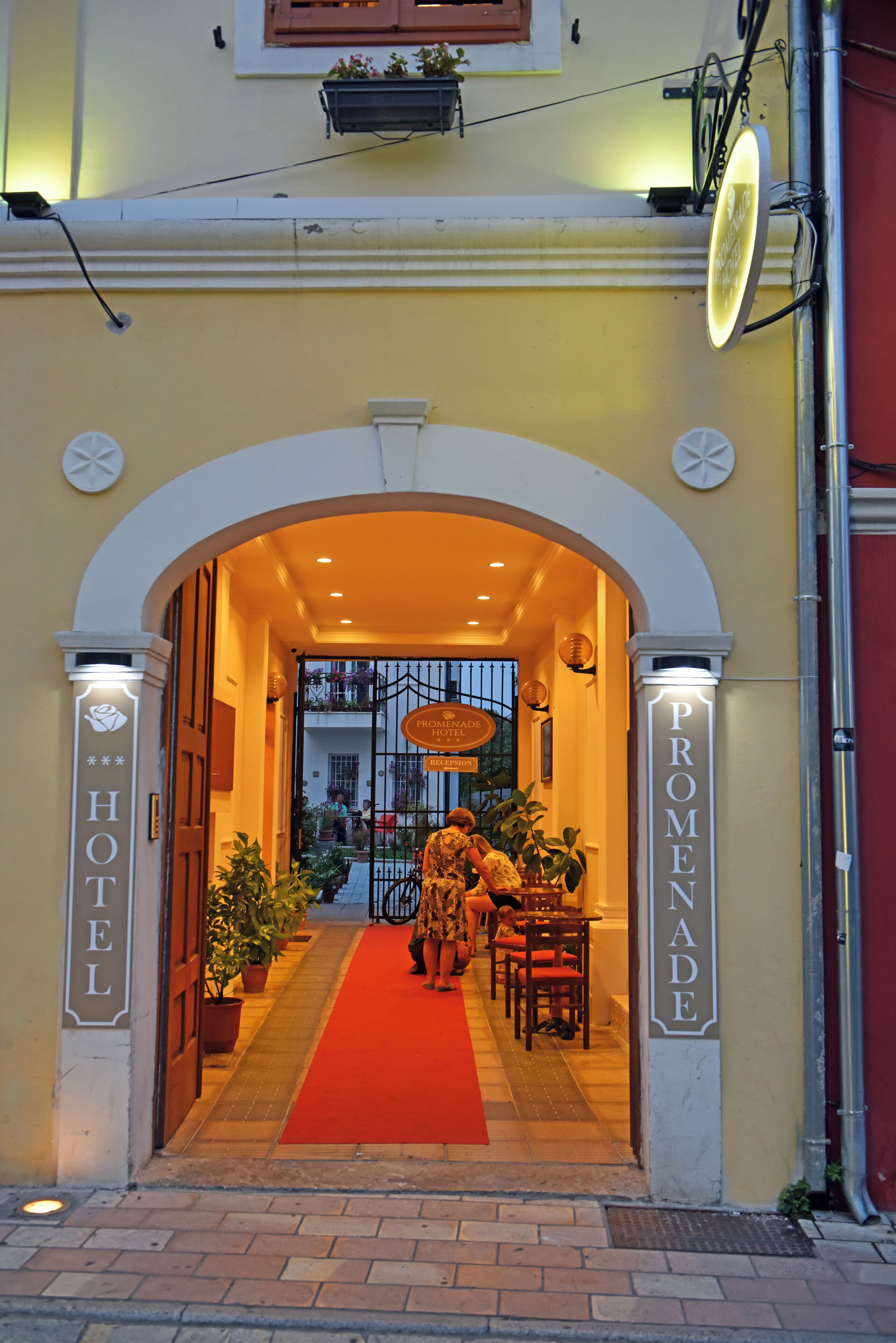 숙박 시설 정면 - 저녁/밤