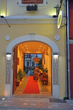 Fassade der Unterkunft – Abend/Nacht