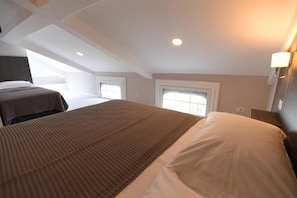 Standard Triple Room, Courtyard View | Desk, free WiFi