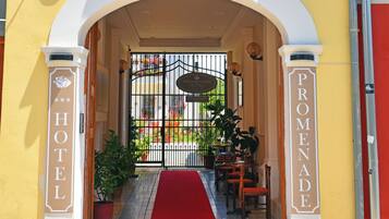 Vista frontal de la propiedad por la tarde o noche