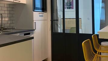 雪櫃、微波爐、焗爐、爐具