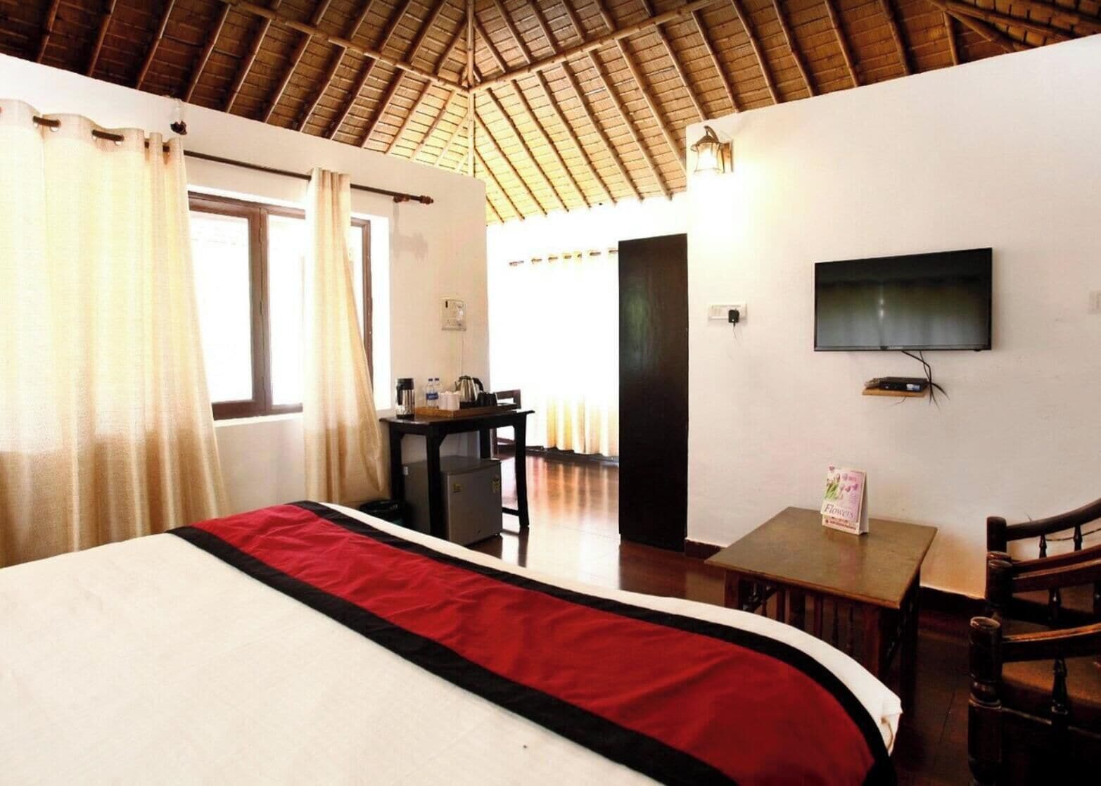 Luxury Double Room, Balcony, Garden View | Desk