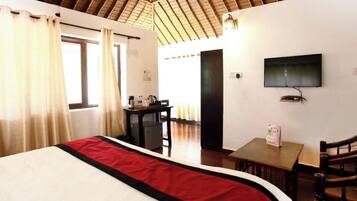 Luxury Double Room, Balcony, Garden View | Desk