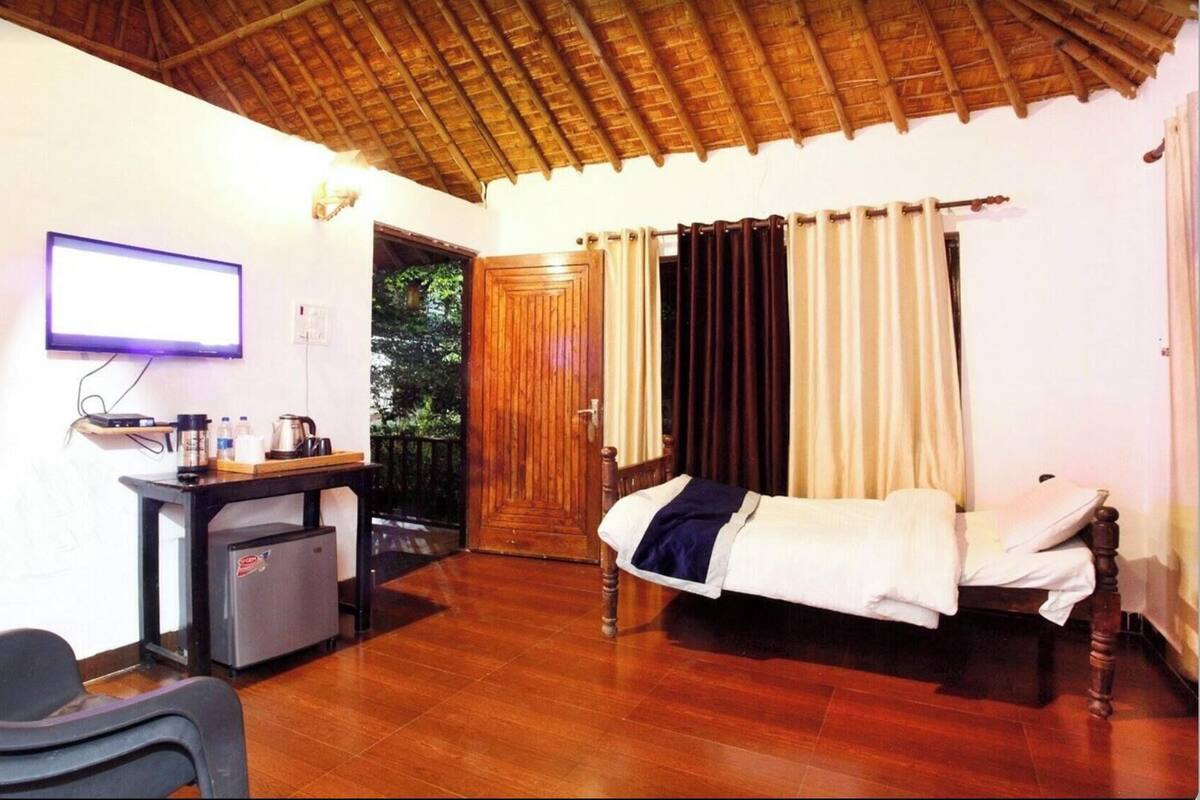 Luxury Double Room, Balcony, Garden View | Desk