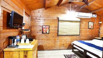 Deluxe Double Room, Balcony, Garden View | Desk