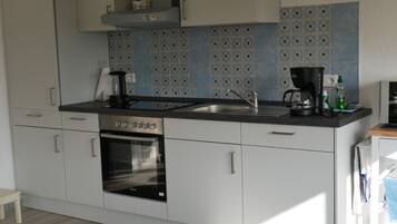 Jääkaappi, mikroaaltouuni, uuni, liesi