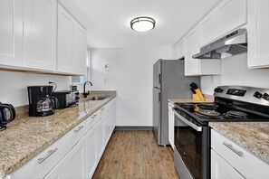 Kjøleskap, ovn, kokeplater og kaffetrakter/tekoker