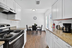 Kjøleskap, ovn, kokeplater og kaffetrakter/tekoker