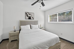 2 soverom, skrivebord, strykejern/-brett og reiseseng for barn