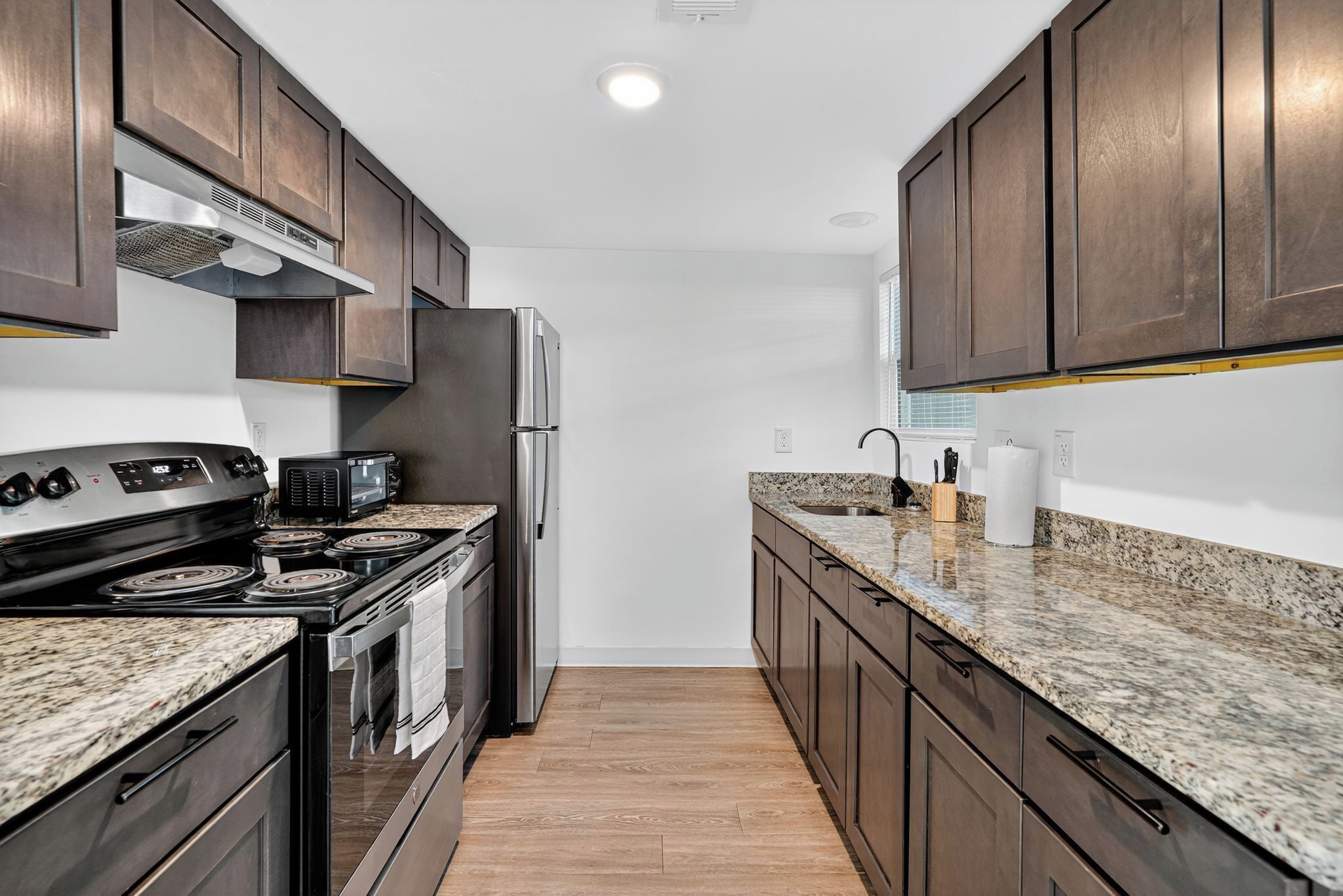 Kühlschrank, Ofen, Herdplatte, Wasserkocher mit Kaffee-/Teezubehör