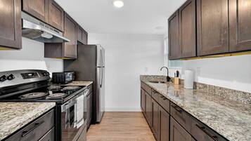 Fridge, oven, stovetop, coffee/tea maker