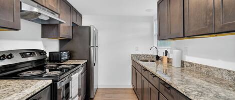 Jääkaappi, uuni, liesi, kahvin-/teenkeitin