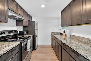 Kjøleskap, ovn, kokeplater og kaffetrakter/tekoker