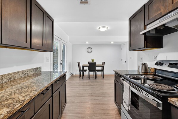 Kjøleskap, ovn, kokeplater og kaffetrakter/tekoker