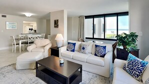 Ein modernes Wohnzimmer mit einer Couch, einem Couchtisch und einem Essbereich.