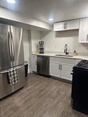 雪櫃、微波爐、焗爐、爐具