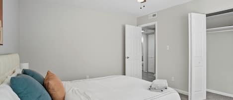 2 soverom, skrivebord, strykejern/-brett og reiseseng for barn