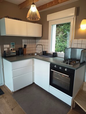 ثلاجة، ميكروويف، فرن، موقد طهي مسطح