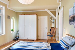 2 bedrooms, iron/ironing board, WiFi, bed sheets - Apartment 'Villa Am Alten Deich' with Shared Terrace, Shared Garden and Wi-Fi (Butjadingen)