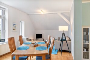 Dining - Apartment 'Villa Am Alten Deich' with Shared Terrace, Shared Garden and Wi-Fi (Butjadingen)