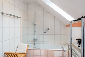Shower, hair dryer, towels - Apartment 'Villa Am Alten Deich' with Shared Terrace, Shared Garden and Wi-Fi (Butjadingen)