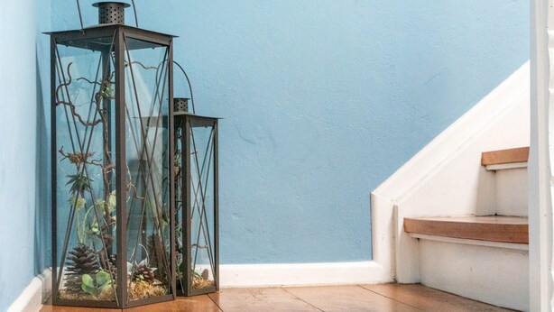 A corner with a blue wall and a wooden staircase. - Apartment 'Villa Am Alten Deich' with Shared Terrace, Shared Garden and Wi-Fi (Butjadingen)
