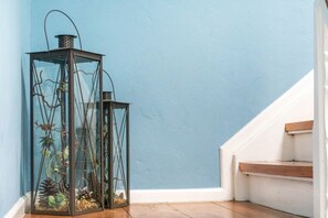 A corner with a blue wall and a wooden staircase. - Apartment 'Villa Am Alten Deich' with Shared Terrace, Shared Garden and Wi-Fi (Butjadingen)