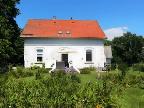 Exterior - Apartment 'Villa Am Alten Deich' with Shared Terrace, Shared Garden and Wi-Fi (Butjadingen)