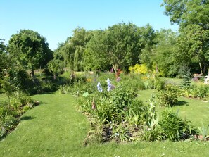 Property grounds - Apartment 'Villa Am Alten Deich' with Shared Terrace, Shared Garden and Wi-Fi (Butjadingen)