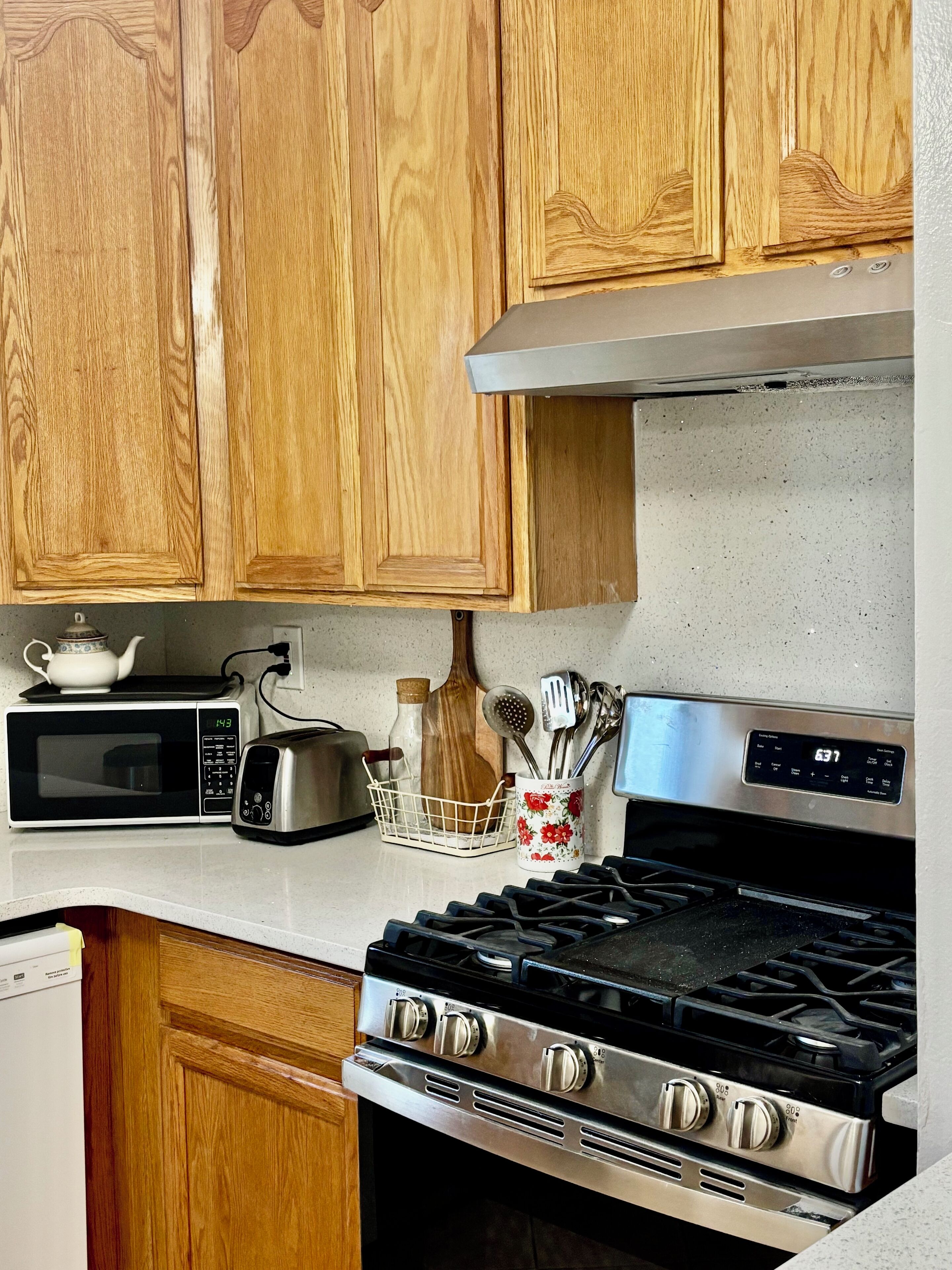 Jääkaappi, mikroaaltouuni, liesi, astianpesukone