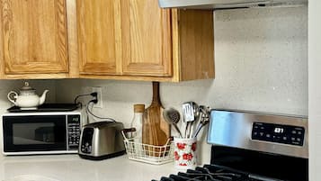 Réfrigérateur, micro-ondes, plaque de cuisson, lave-vaisselle