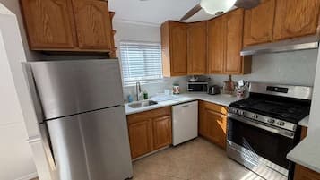 Frigorifero, microonde, piano cottura, lavastoviglie