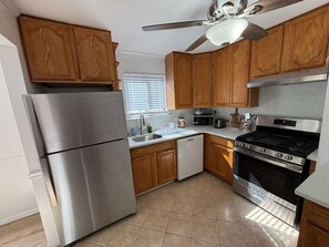 Køleskab, mikrobølgeovn, kogeplade, opvaskemaskine