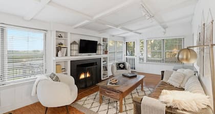 Bohemian Cottage-Huge Yard-Great Location
