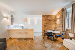 Free WiFi - easy-flat Severingasse - Stylish 73sqm Apartment near Park and Tram (Vienna)