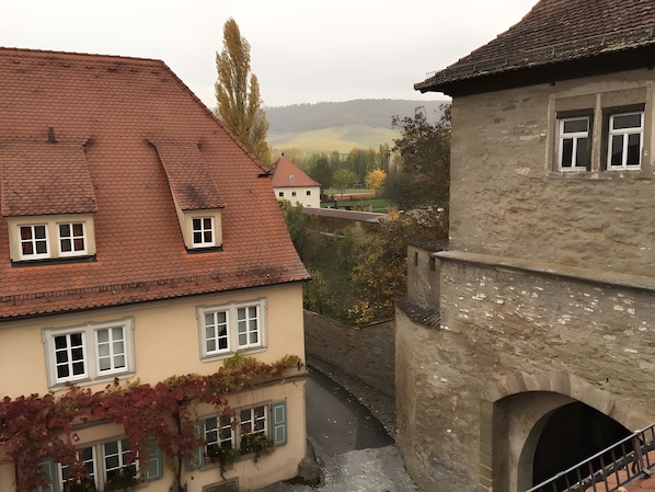 Property grounds - Apartment 'Schwanbergblick' with Shared Garden and Wi-Fi (Iphofen)