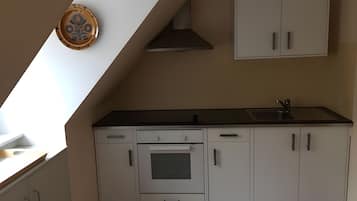 Jääkaappi, uuni, liesi, kahvin-/teenkeitin