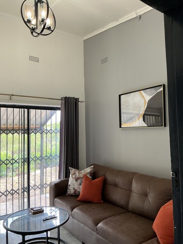 Modern 3-bedroom cottage 15 mins away from the City Centre along Bvumba road.
