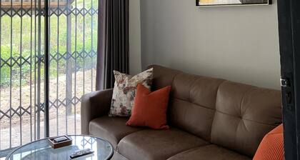 Modern 3-bedroom cottage 15 mins away from the City Centre along Bvumba road.