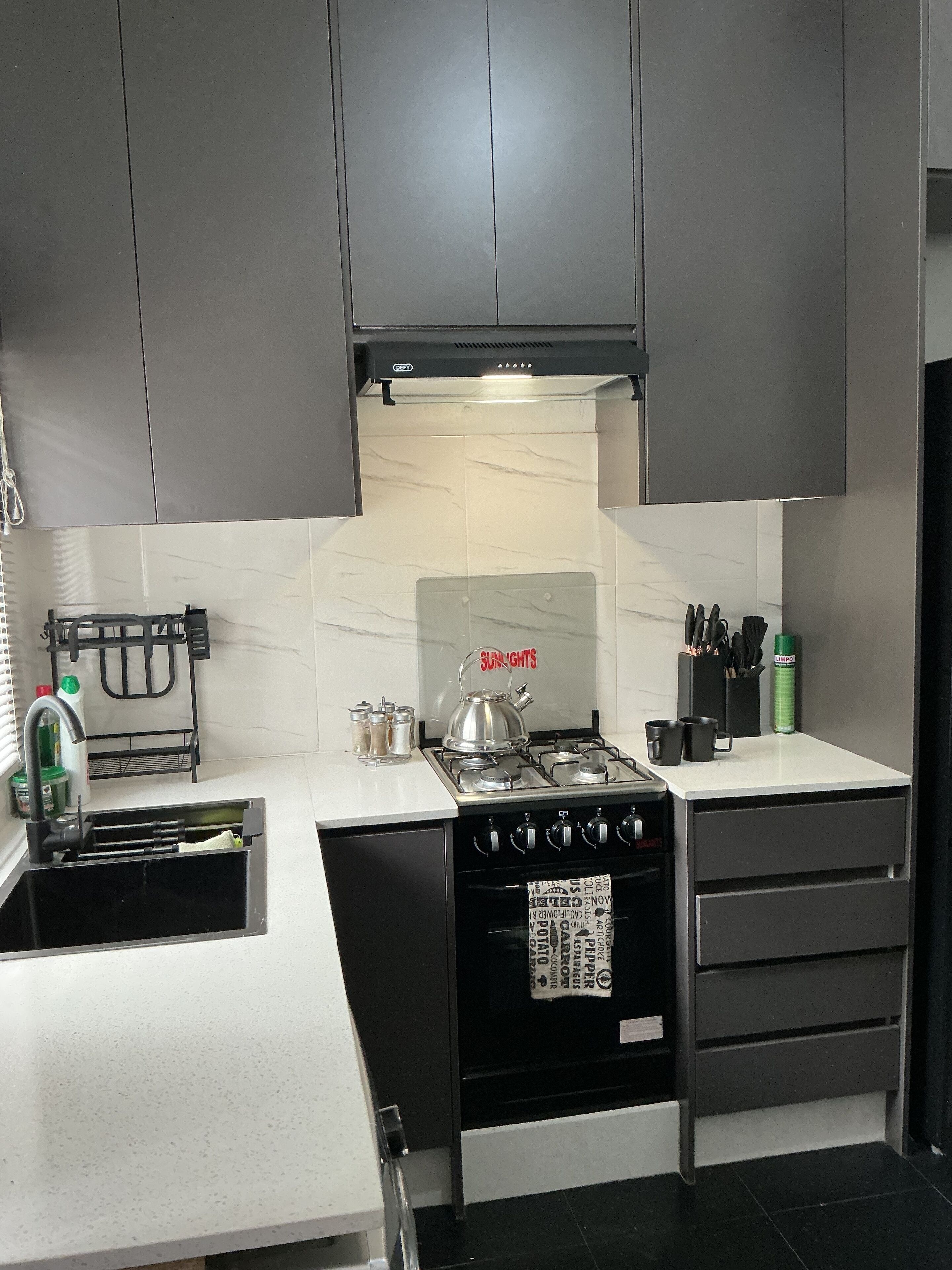 Frigorífico, horno, placa de cocina y utensilios de cocina