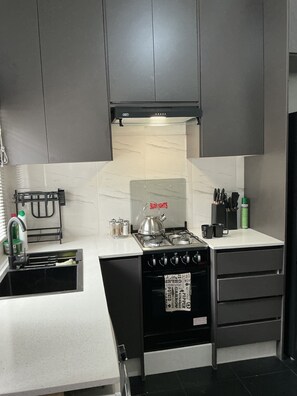 Geladeira, fogão, cooktop, talheres/pratos/utensílios de cozinha