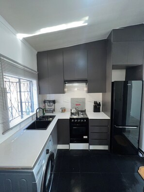 Geladeira, fogão, cooktop, talheres/pratos/utensílios de cozinha