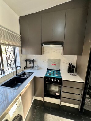 Frigorífic, forn i placa de cuina