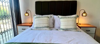 Modern 3-bedroom cottage 15 mins away from the City Centre along Bvumba road.