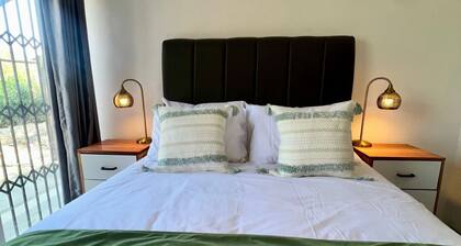 Modern 3-bedroom cottage 15 mins away from the City Centre along Bvumba road.