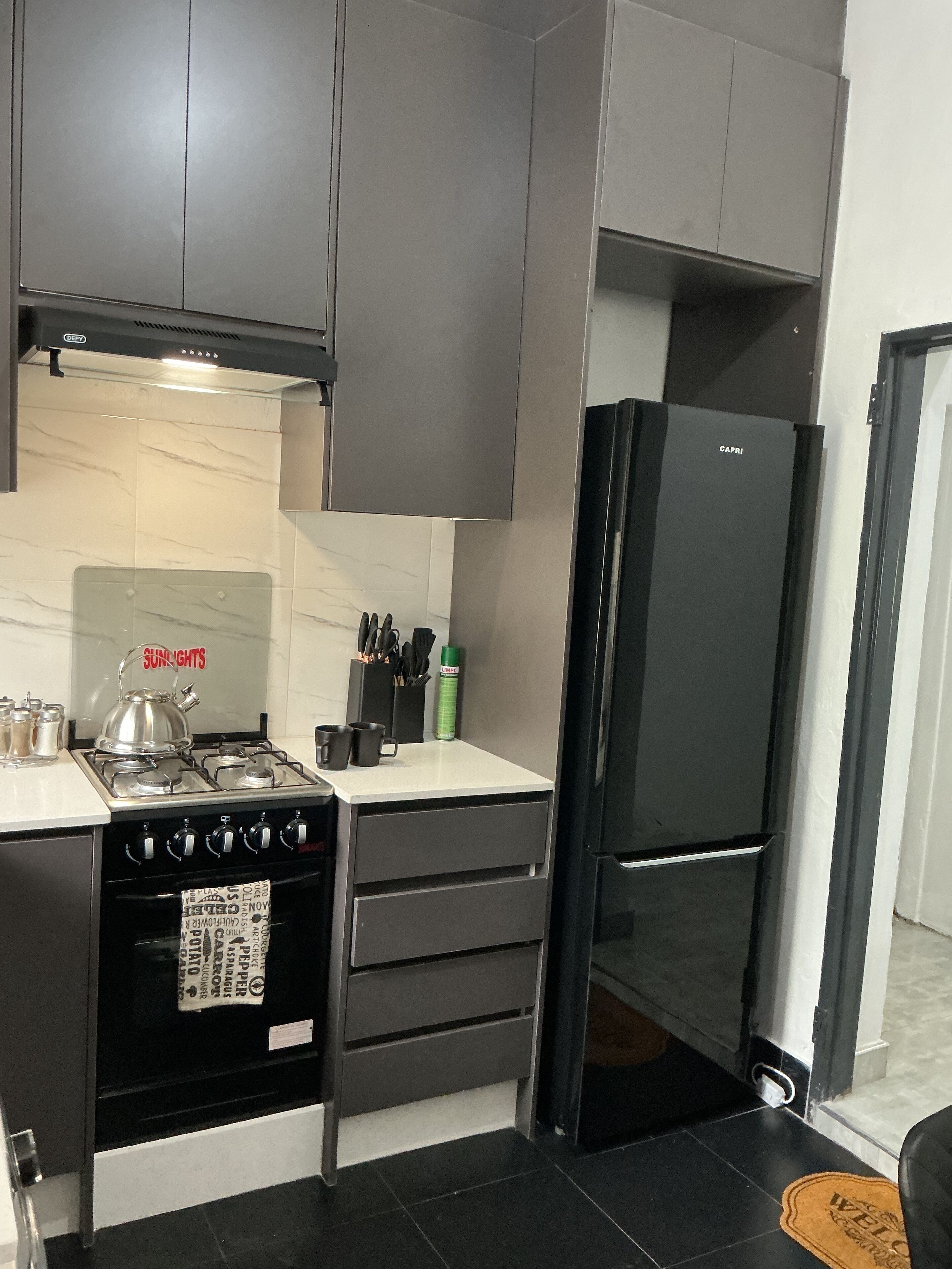 Kühlschrank, Ofen, Herdplatte, Wasserkocher