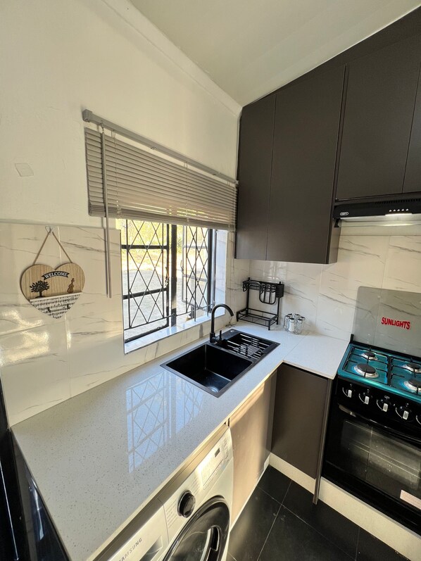 Fridge, oven, stovetop, cookware/dishes/utensils