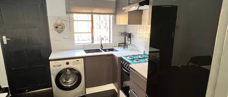 Fridge, oven, stovetop, cookware/dishes/utensils