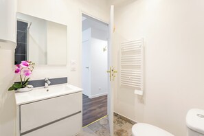 Appartement | Salle de bain | Douche, articles de toilette gratuits, sèche-cheveux