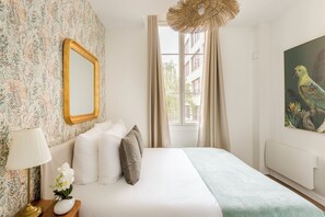 Appartement | Bureau, espace de travail pour ordinateur portable, rideaux occultants